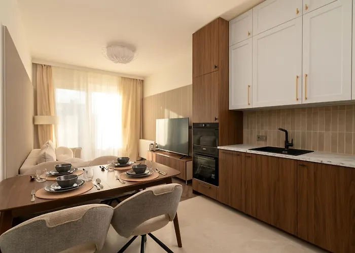 Luxury Near Center *