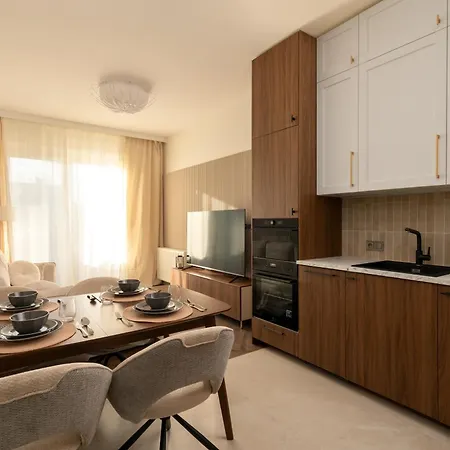 Luxury Near Center *